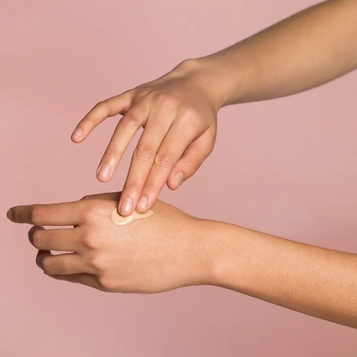 4728-illuminating-tinted-moisturiser-spf15-1.webp