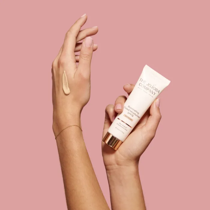4728-illuminating-tinted-moisturiser-spf15-1.webp